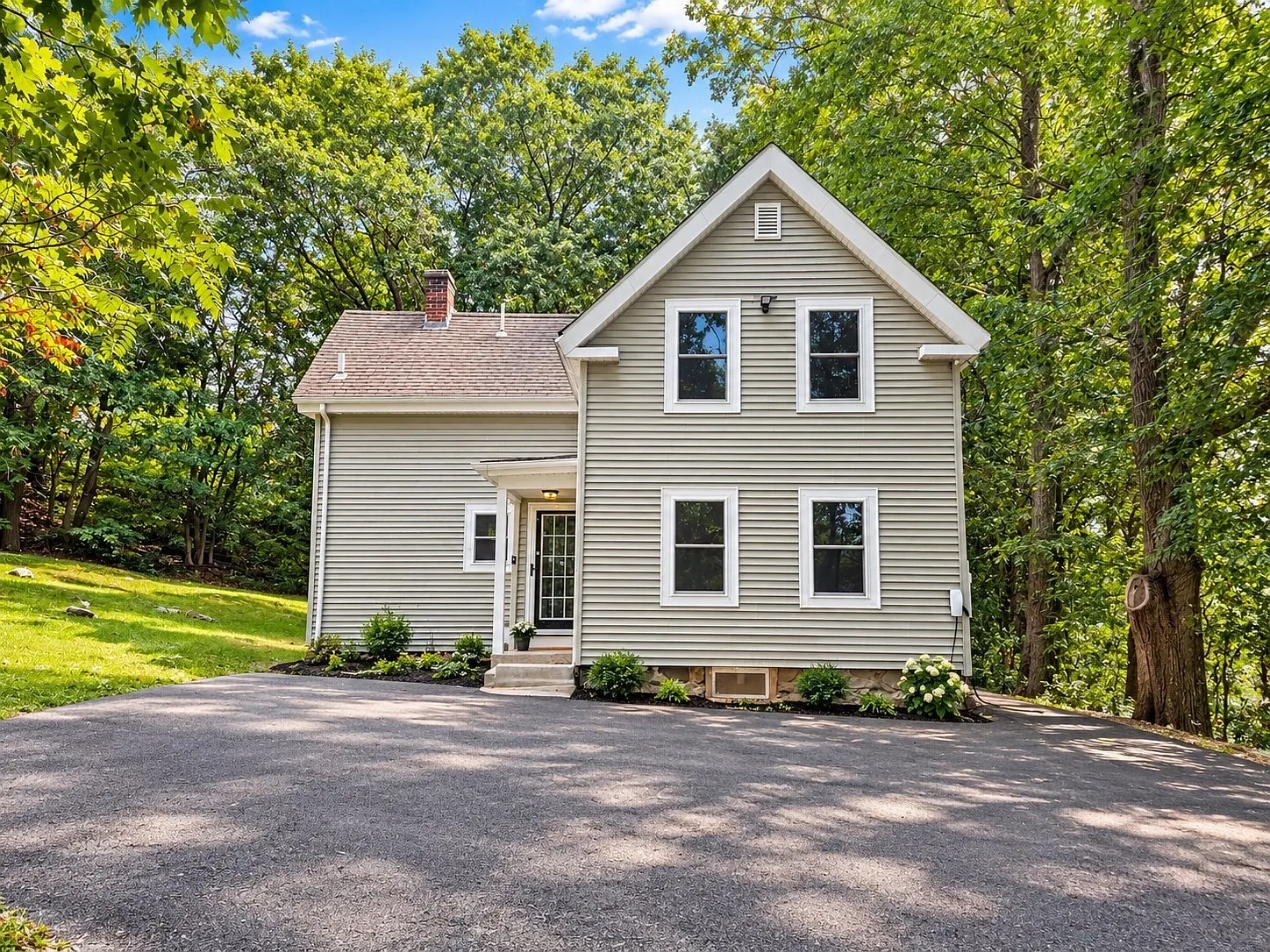 3 bed, 1.5 bath, 1200 sqft, $3,200 — Photo 2