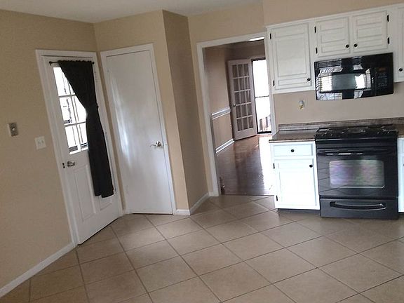 3rd image of 4611 Sandy Park Dr