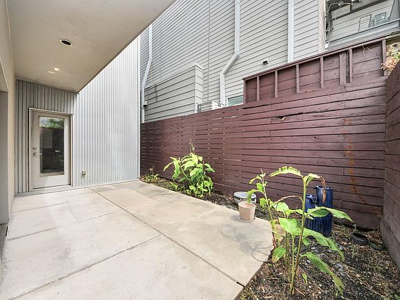 3rd image of 1823 Southmore Blvd