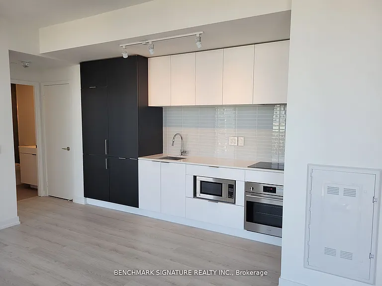 33 Helendale Ave #2903 — Photo 4
