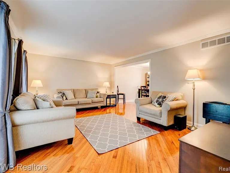 5591 Kingsfield Dr — Photo 3