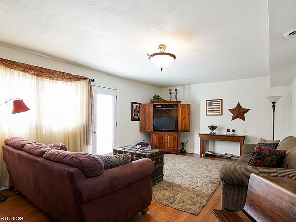 03_1212StoneyDr_1_LivingRoom_HiRes