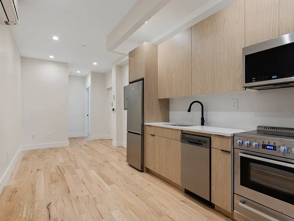 60 W 22nd St #3