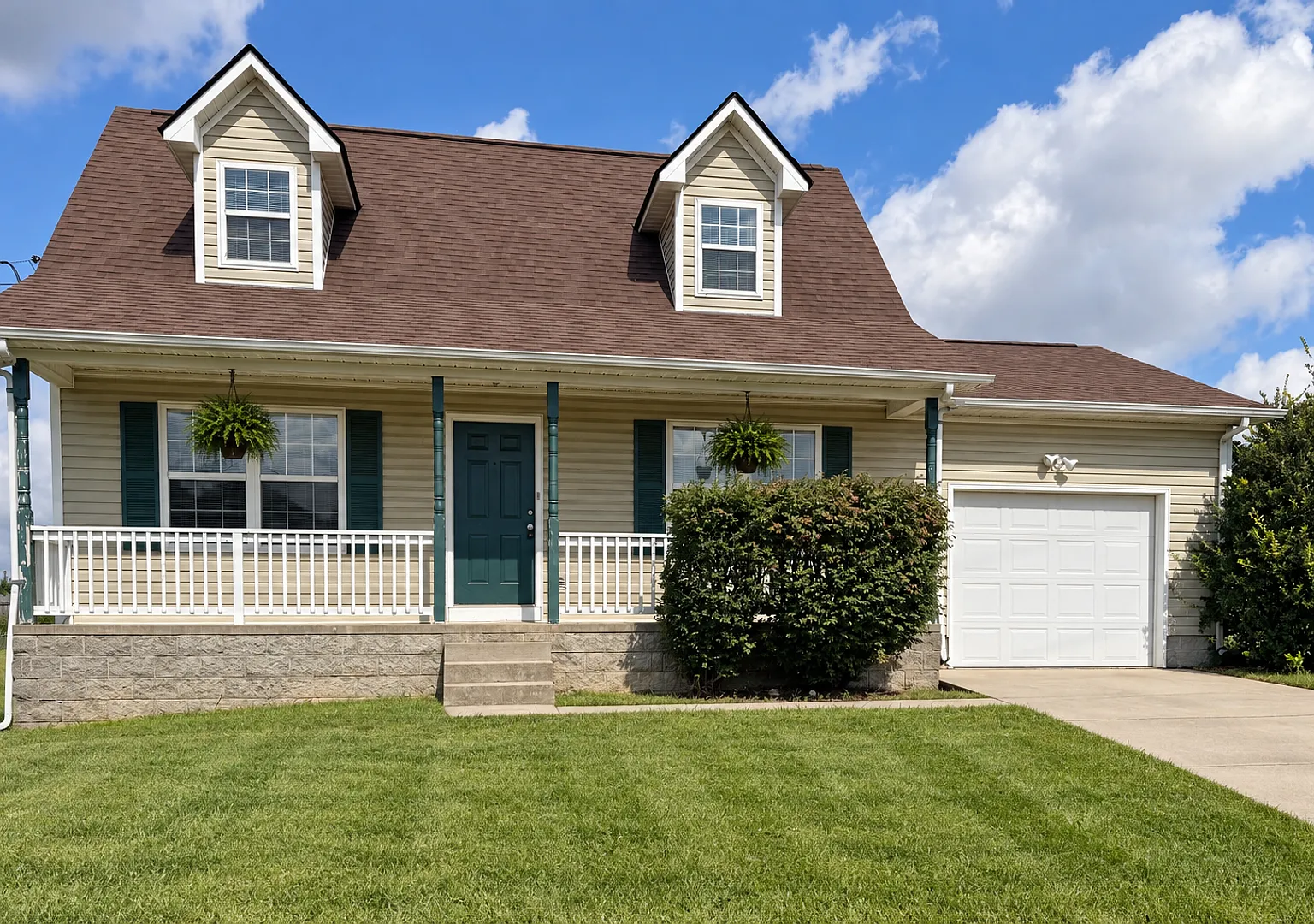1,300 Sq. Ft. Two-Story Home Near Fort Campbell! — Photo 1