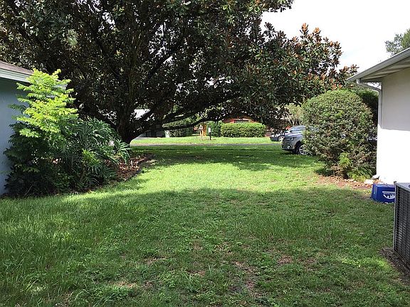 2nd image of 10710 Edgewater Ln