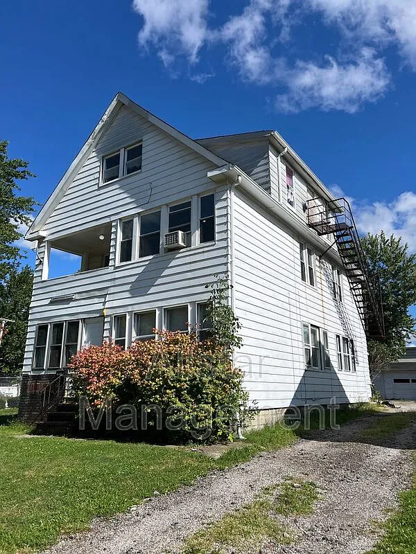 2 bed, 1.0 bath, 900 sqft, $995 — Photo 2