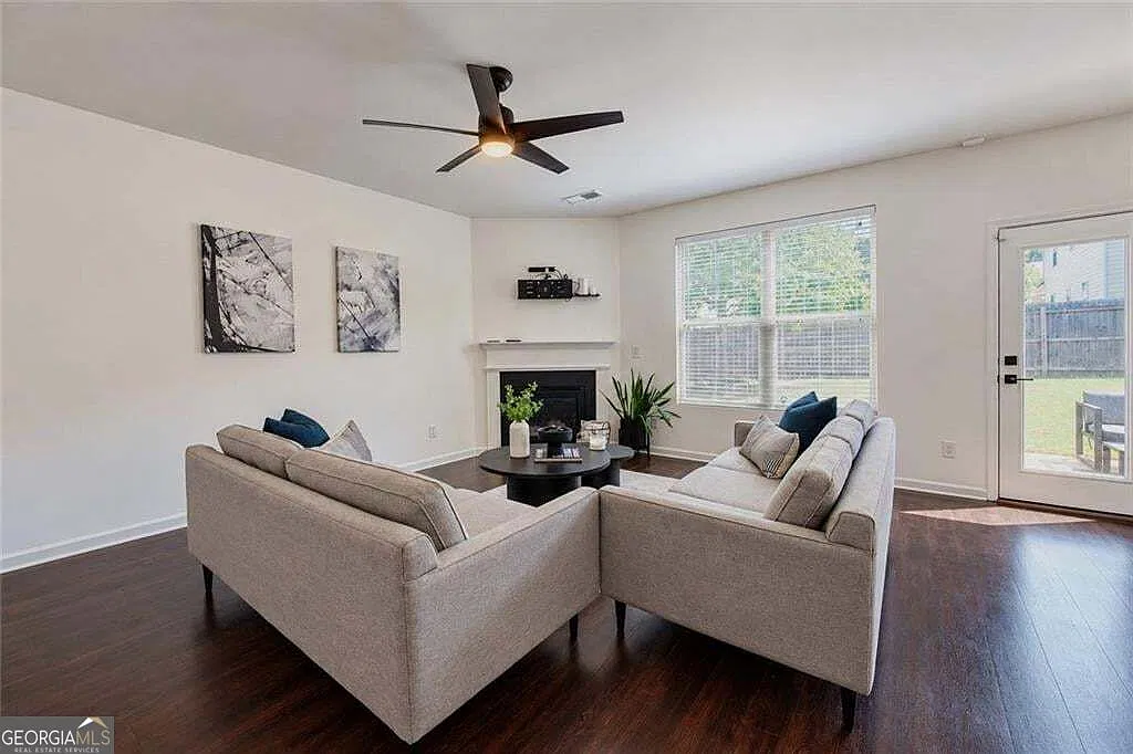 3 bed, 2.5 bath, 2005 sqft, $2,360 — Photo 4