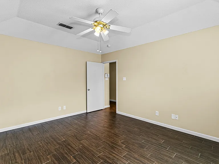 412 Dakota Dr — Photo 12