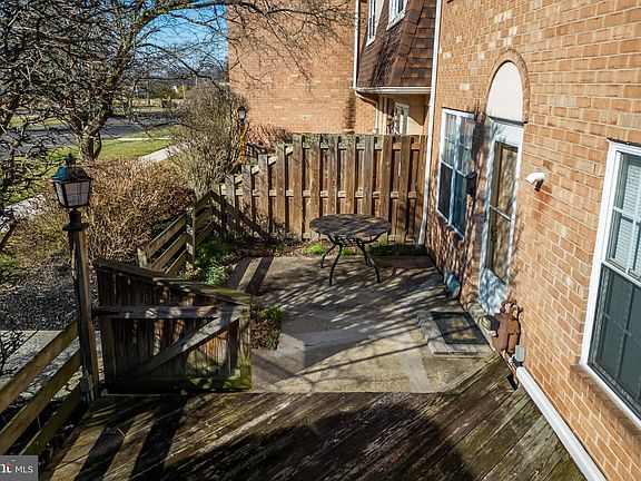 4th image of 214 Arbour Ct