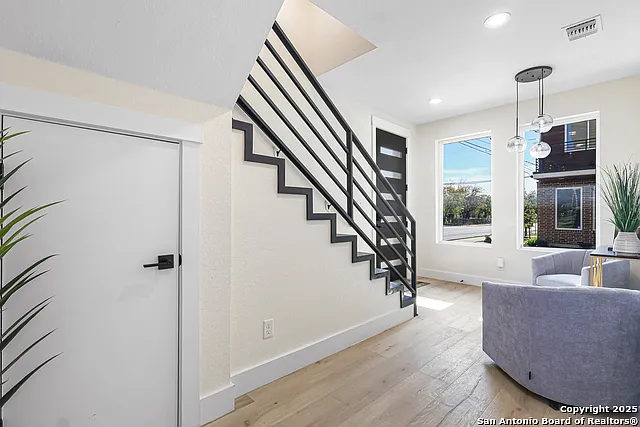 1021 S Hackberry #202 — Photo 20