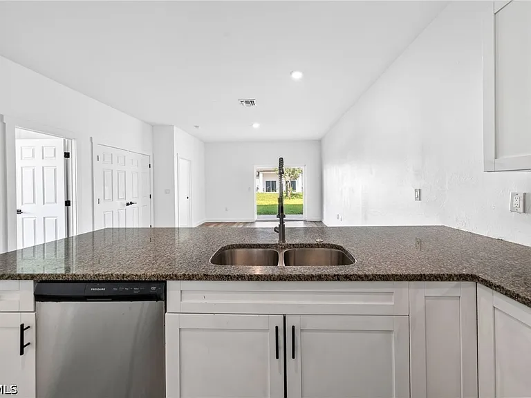 1530 Gilbert Ave S — Photo 7