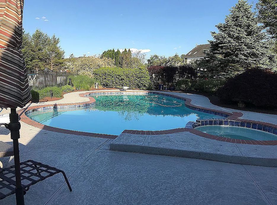 2nd image of 73 Loretta Cir