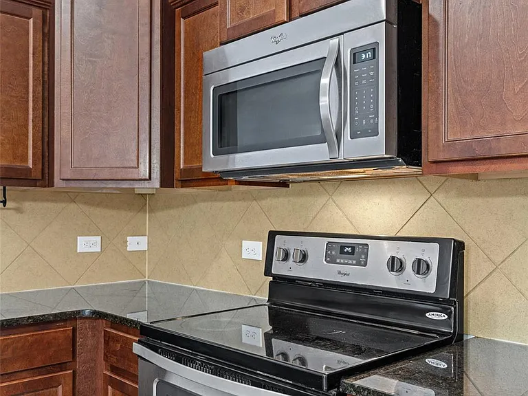 6056 Shamrock Green Dr — Photo 7