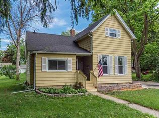 611 9th St, Baraboo, WI 53913