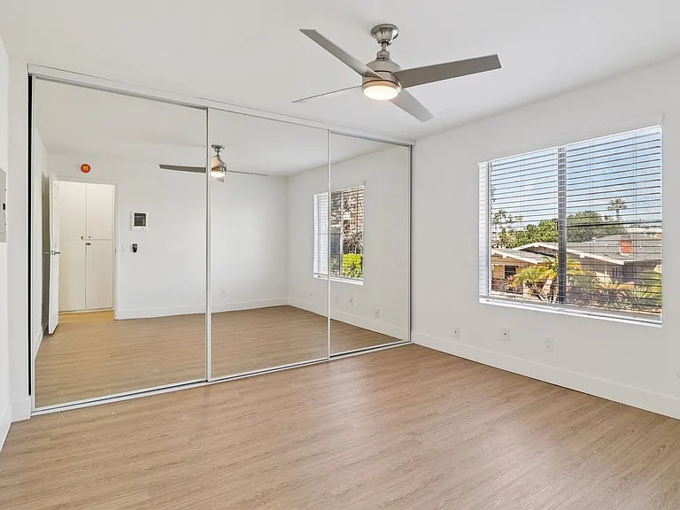Modern University Crest Apartments 1 Month Free — Photo 5