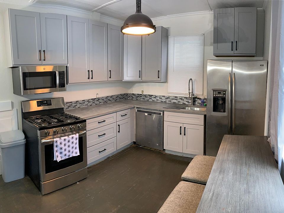 Kitchen with Bar/Nook table and all stainless appliances