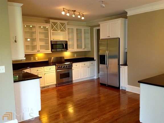 4th image of 300 White Oak Dr