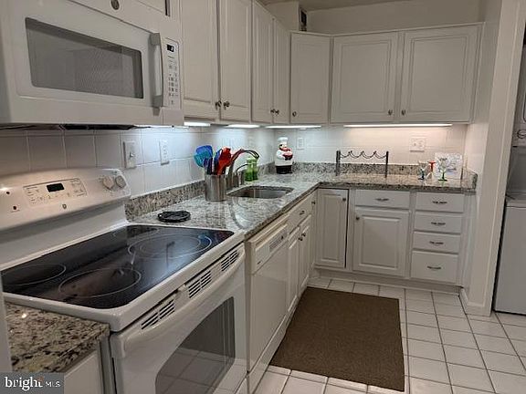 2nd image of 205 Yoakum Pkwy Unit 319
