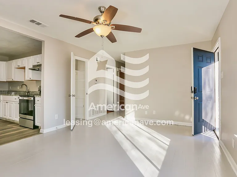 1393695_004_wm_-_living_room_13534174.jpg