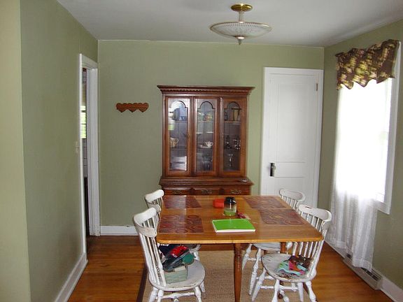 4th image of 44 Sanford Ln