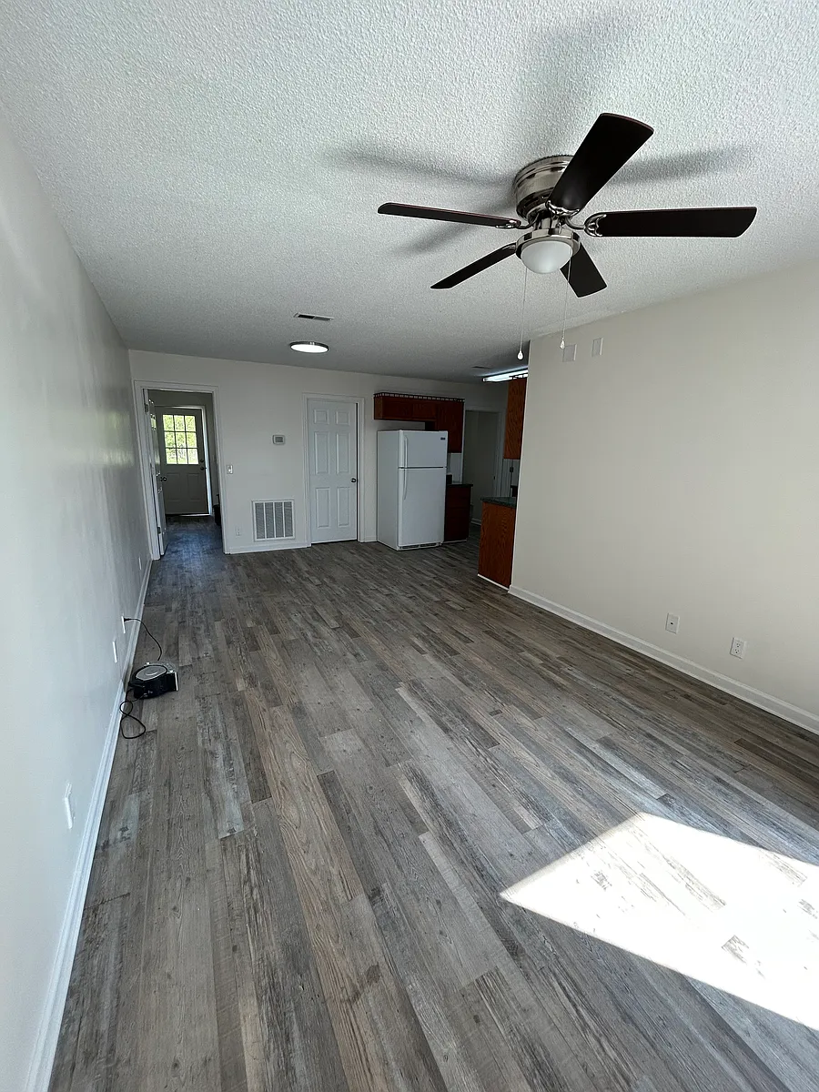 Building Photo - 220 Anthony Ln #D