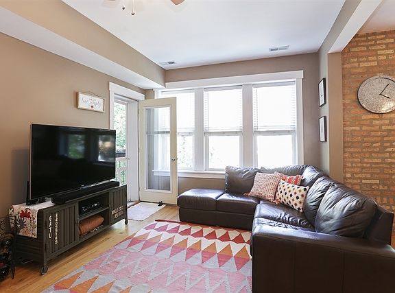 3rd image of 4054 N Albany Ave APT 2
