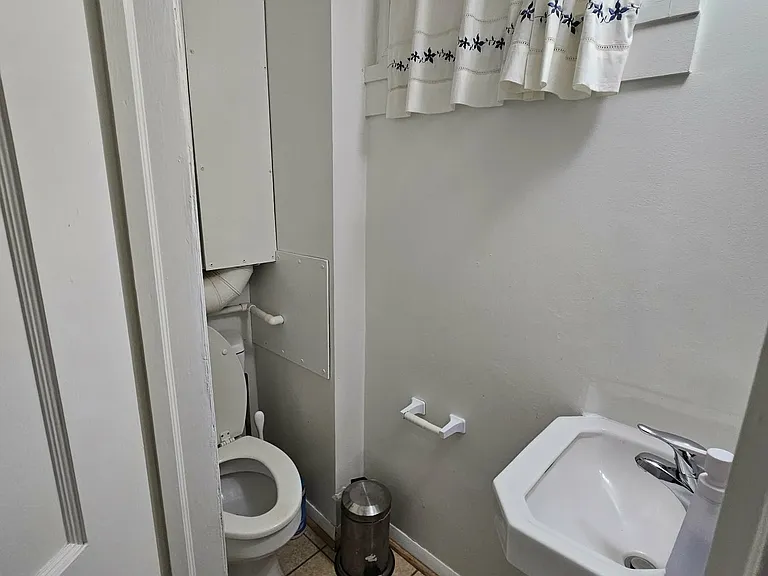 Guest 1/2 Bathroom