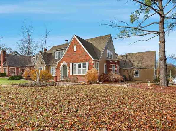 1303 SW Pembroke Ln, Topeka, KS 66604