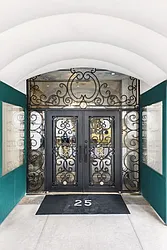 25 East 67th Street in Lenox Hill
