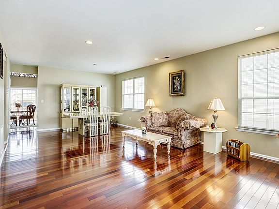 5th image of 36 Park Knoll Dr