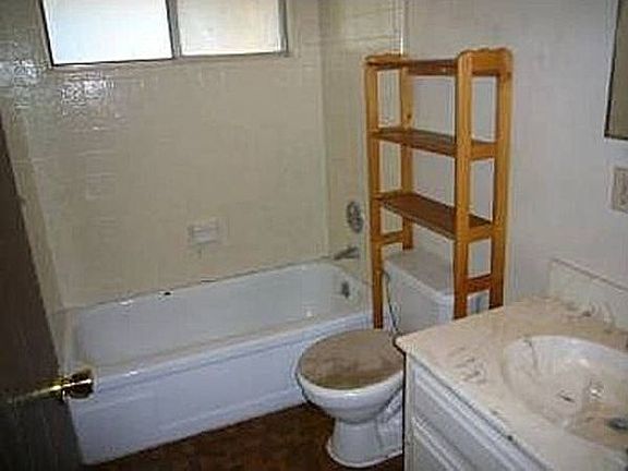 5th image of 708 Main St APT D