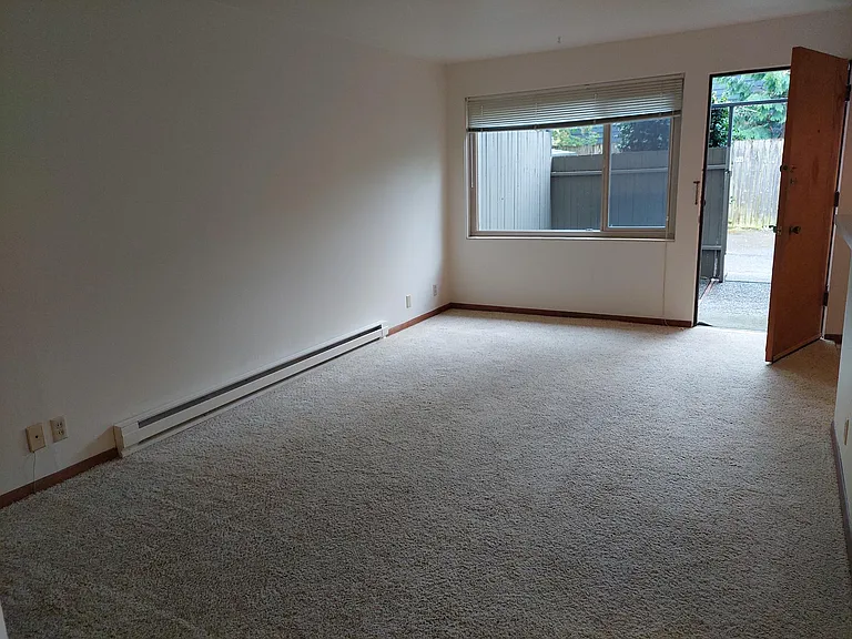2907 NE 52nd St #102 — Photo 7