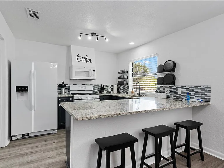 605 Hill Cv — Photo 14