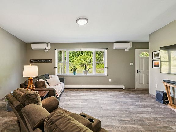 4th image of 104 Holt Street