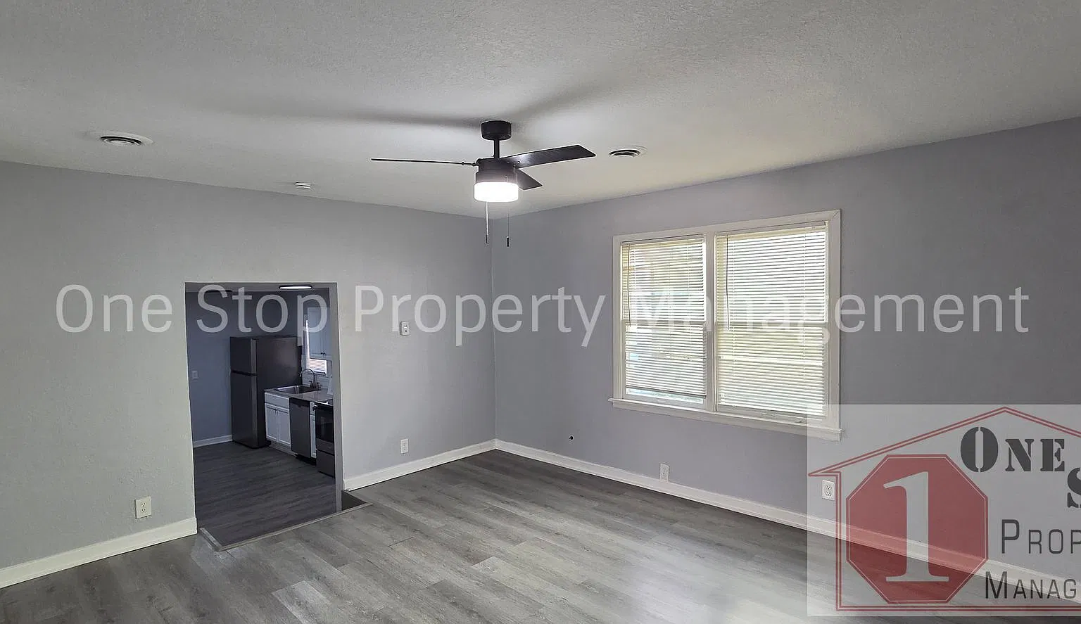 Beautiful 4 Bedroom 2 Bathroom Home in Kansas City! — Photo 3