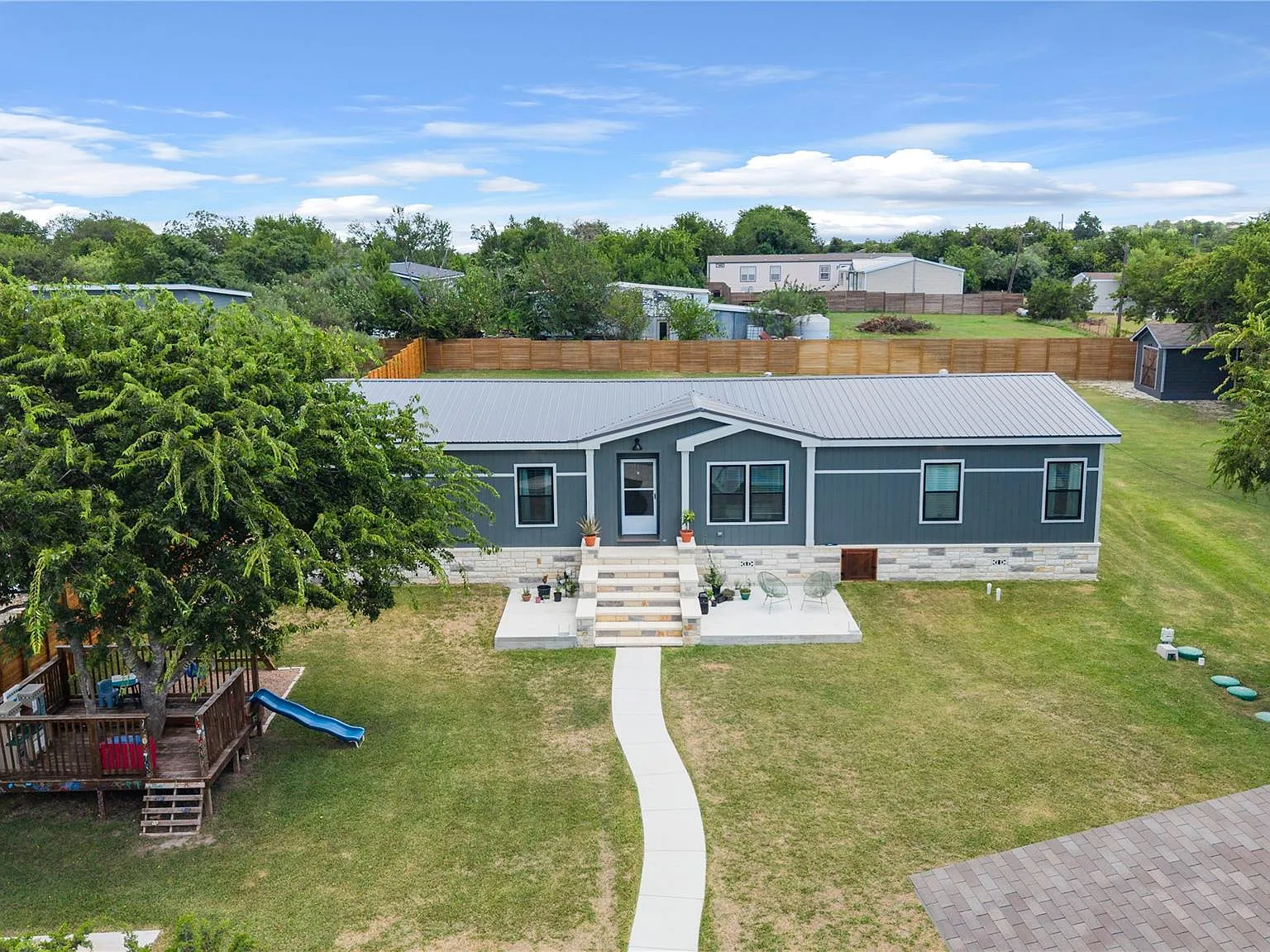 3 bed, 3.0 bath, 2160 sqft, $2,400 — Photo 2