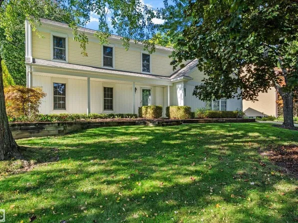 1037 E Fairview Ln, Rochester Hills, MI 48306