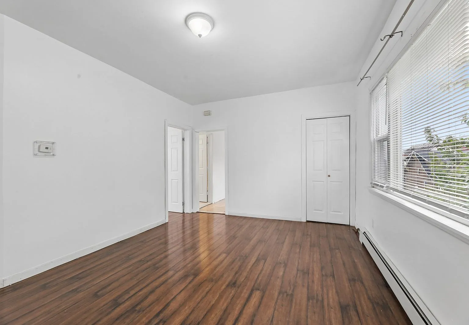 3 bed, 1000 sqft, $2,400 — Photo 3