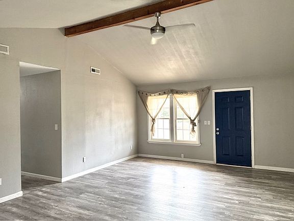 Spacious living room w/vaulted ceilings.