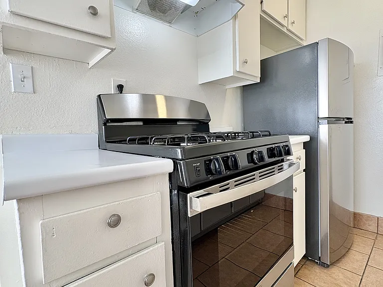 1226 E 7th St #15 — Photo 3