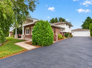 7437 Garden Ln, Justice, IL 60458
