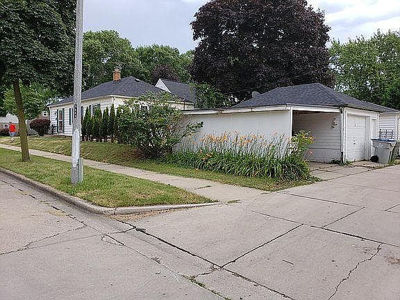 3rd image of 9101 W Concordia Ave