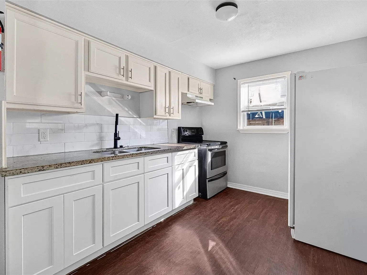 2 bed, 1.0 bath, $995 — Photo 4
