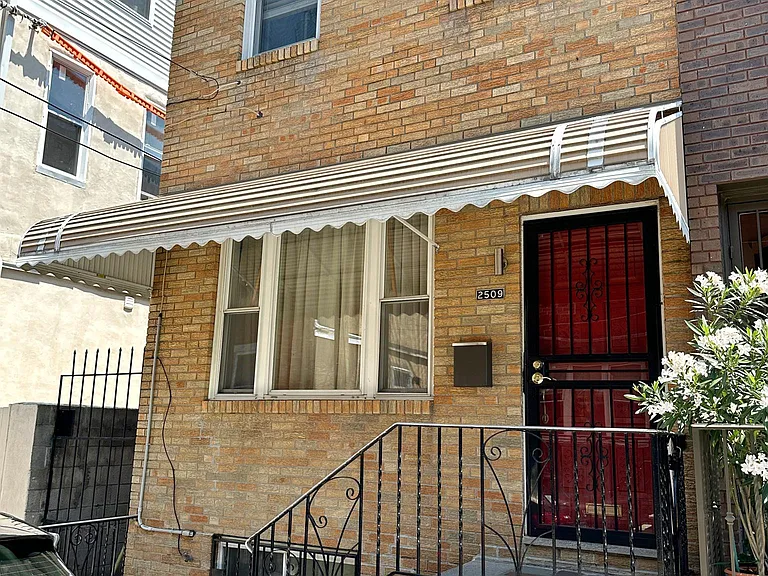 2509 S Rosewood St — Photo 1