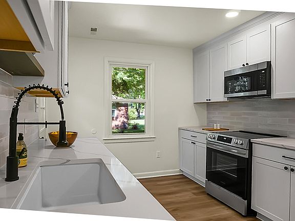 5th image of 210 Laurel Ave