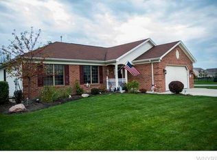 1 Chicory Ln, Lancaster, NY 14086