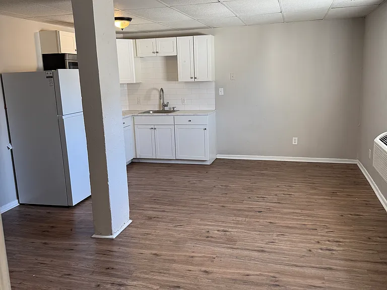 308 E Walnut St #5 — Photo 6