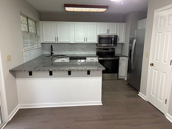 3rd image of 109 Salusbury Ln