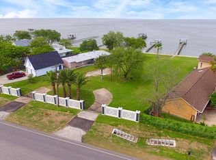 5027 W Bayshore Dr, Bacliff, TX 77518