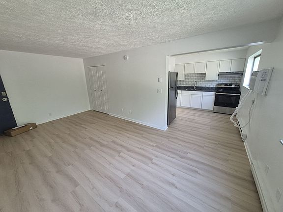 4th image of 922 Highland Ave #29